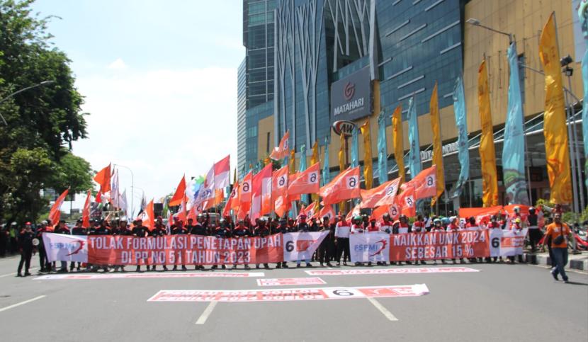 Massa buruh Jawa Timur terlihat memadati Jalan Pahlawan depan Kantor Gubernur Jawa Timur, Jumat (30/11/2023).