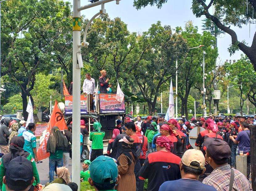 Massa buruh melakukan aksi di depan Balai Kota DKI Jakarta, Rabu (30/10/2024). 