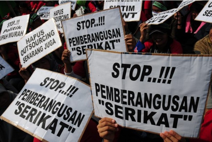 Massa buruh melakukan aksi memperingati Hari Buruh Sedunia di Tangerang pada 1 Mei
