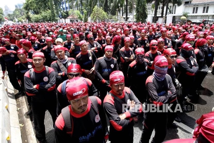 Massa buruh melakukan longmarch untuk menggelar aksi di depan Istana Negara, Jakarta, Senin (6/2).