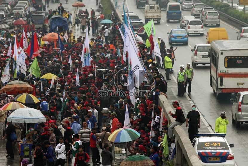 Massa buruh menggelar aksi unjuk rasa menolak kenaikan harga bahan bakar minyak (BBM) di depan Kompleks Parlemen, Senayan, Jakarta, Senin (17/6).   (Republika/Adhi Wicaksono)