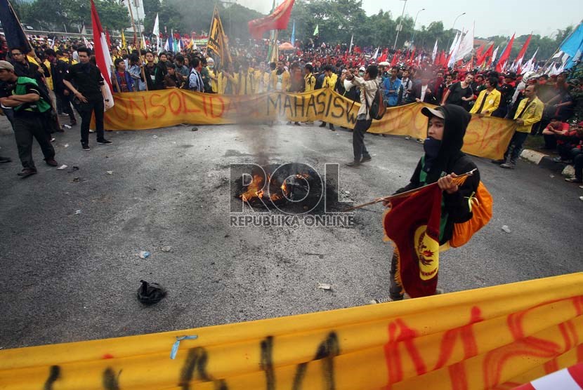 Massa buruh menggelar aksi unjuk rasa menolak kenaikan harga bahan bakar minyak (BBM) di depan Kompleks Parlemen, Senayan, Jakarta, Senin (17/6).   (Republika/Adhi Wicaksono)