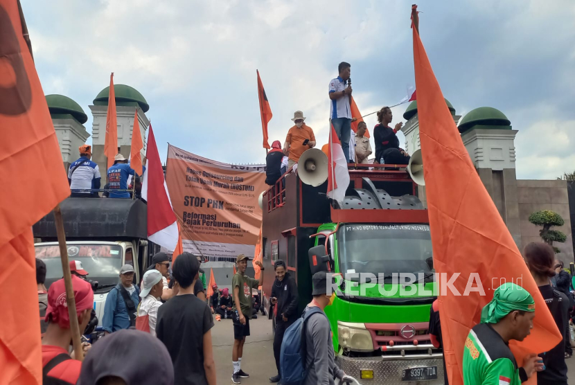 Massa buruh padati depat gedung DPR RI, Kamis (28/8/2025).