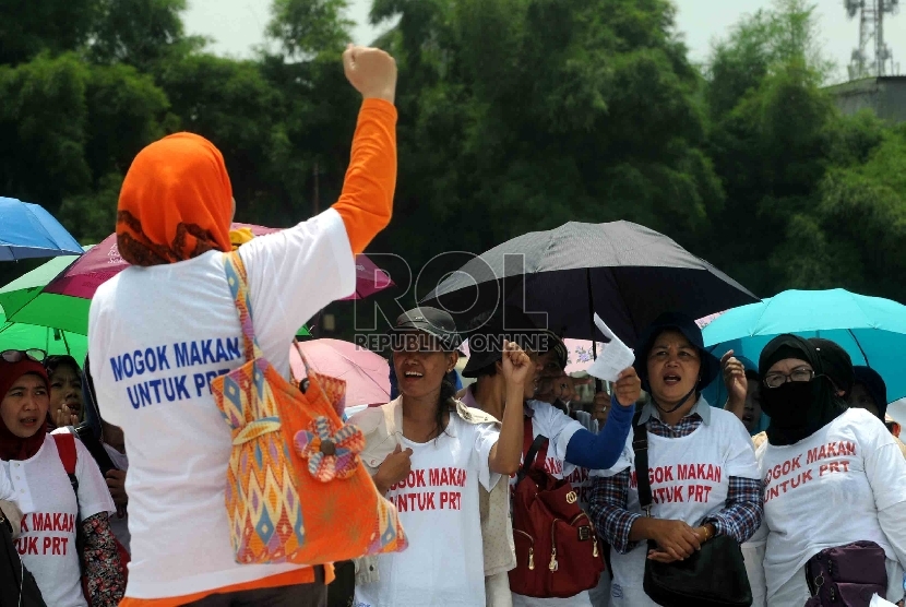 Massa buruh yang mengatasnamakan Jaringan Nasional Advokasi Pekerja Rumah Tangga (Jala PRT) menggelar aksi di depan Gedung DPR/MPR RI, Jakarta, Selasa (24/3).  (Republika/Agung Supriyanto)