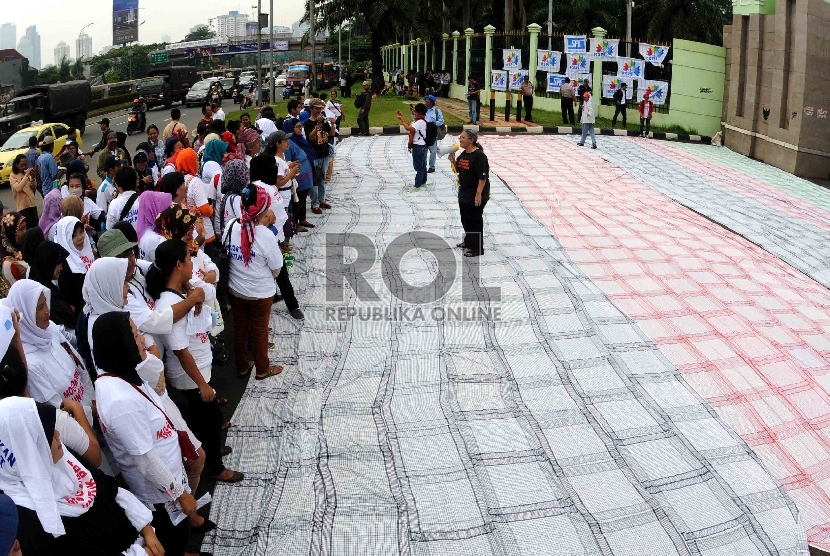 Massa buruh yang mengatasnamakan Jaringan Nasional Advokasi Pekerja Rumah Tangga (Jala PRT) menggelar aksi di depan Gedung DPR/MPR RI, Jakarta, Selasa (24/3).  (Republika/Agung Supriyanto)