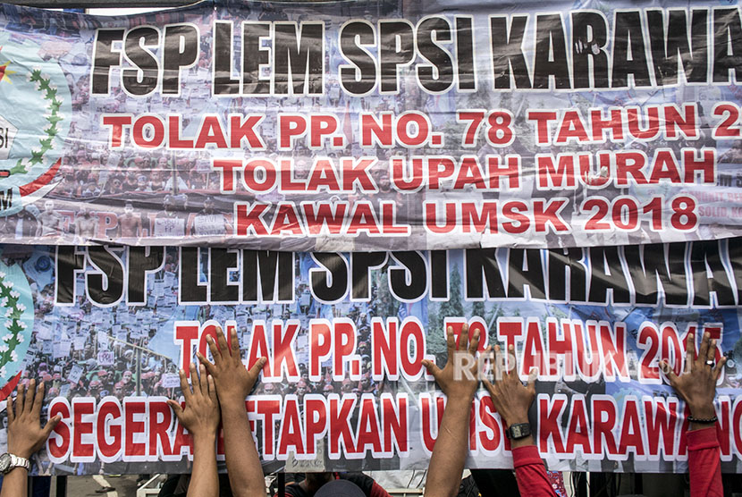 Massa buruh yang tergabung dalam FSPMI dan SPSI Jawa Barat melakukan aksi unjuk rasa di depan Gedung Sate, Bandung, Jawa Barat, Senin (23/4).
