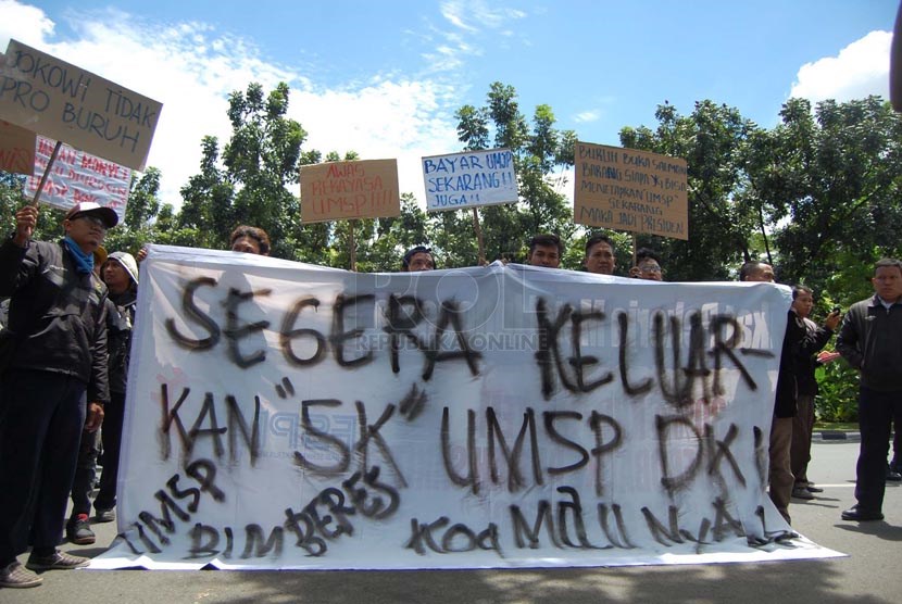 Massa buruh yang tergabung dalam Konfederasi Serikat Pekerja Seluruh Indonesia (KSPSI), melakukan aksi demo di depan Balai Kota, Jakarta Pusat, Senin (7/4).