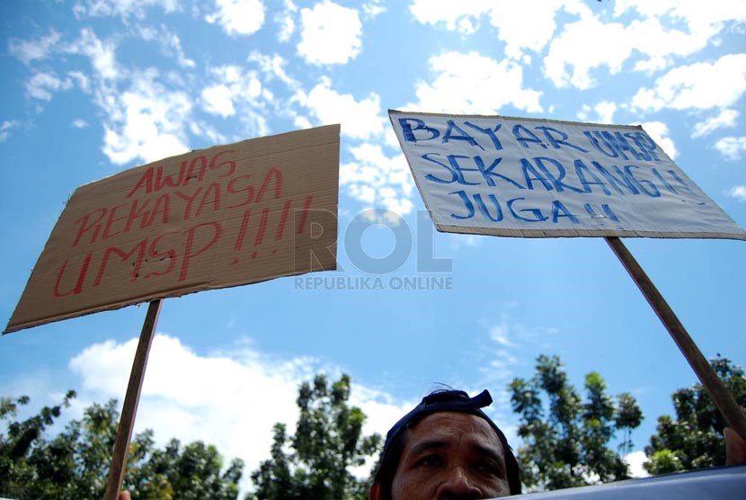 Massa buruh yang tergabung dalam Konfederasi Serikat Pekerja Seluruh Indonesia (KSPSI), melakukan aksi demo di depan Balai Kota, Jakarta Pusat, Senin (7/4)