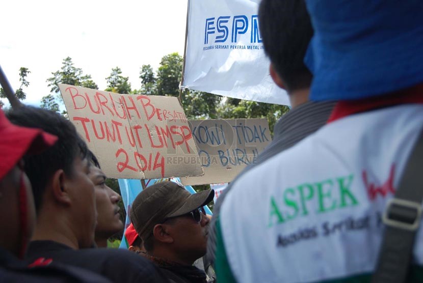 Massa buruh yang tergabung dalam Konfederasi Serikat Pekerja Seluruh Indonesia (KSPSI)