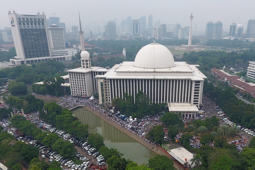 Massa dan kendaraan memadati kawasan Masjid Istiqlal jelang pelaksanaan aksi 4 November di Jakarta, Jumat (4/11). Aksi yang diikuti ribuan pengunjuk rasa itu menuntut kepastian hukum terkait dugaan penistaan agama yang dilakukan Basuki Tjahaja Purnama. 
