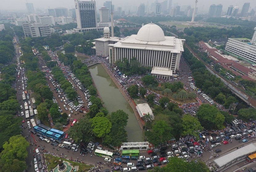 Massa dan kendaraan memadati kawasan Masjid Istiqlal jelang pelaksanaan aksi 4 November di Jakarta, Jumat (4/11). 