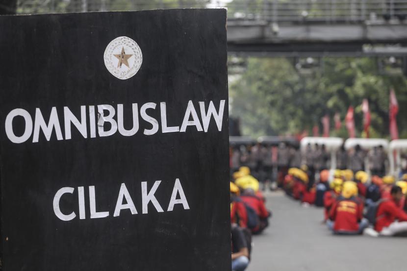 Massa buruh bersama mahasiswa berunjuk rasa menolak UU Cipta Kerja di Patung Kuda, Jakarta Pusat, Sabtu (21/5/2022). 