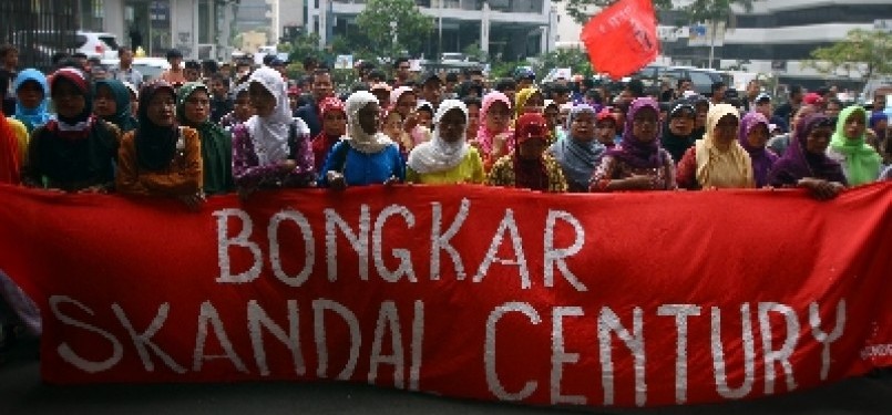 Massa dari Benteng Demokrasi Rakyat (Bendera), menggelar aksi unjukrasa di depan Gedung KPK, Jakarta. Mereka menuntut agar KPK segera menuntaskan skandal kasus Bank Century yang diduga melibatkan sejumlah pejabat tinggi negara.