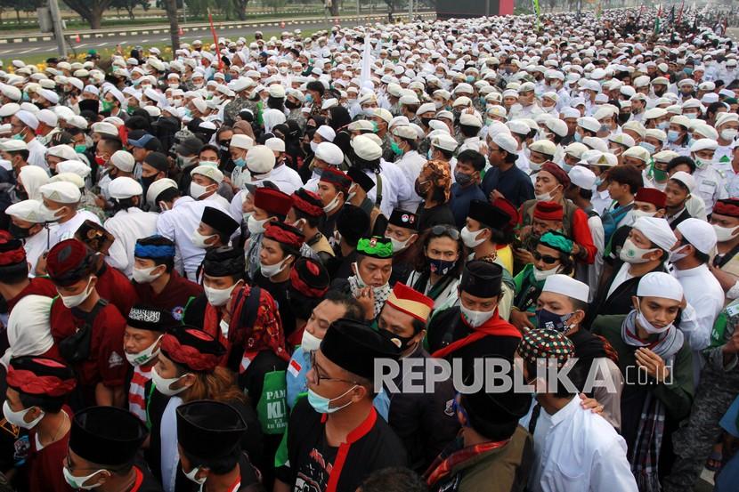 Massa dari berbagai daerah memadati akses tol menuju bandara Soekarno Hatta di Tangerang, Banten, Selasa (10/11/2020). Mereka bertujuan menjemput kedatangan Habib Rizieq Shihab. Massa yang berkumpul dengan jarak dekat di era pandemi Covid-19 berpotensi tambah lonjakan kasus Covid-19. 