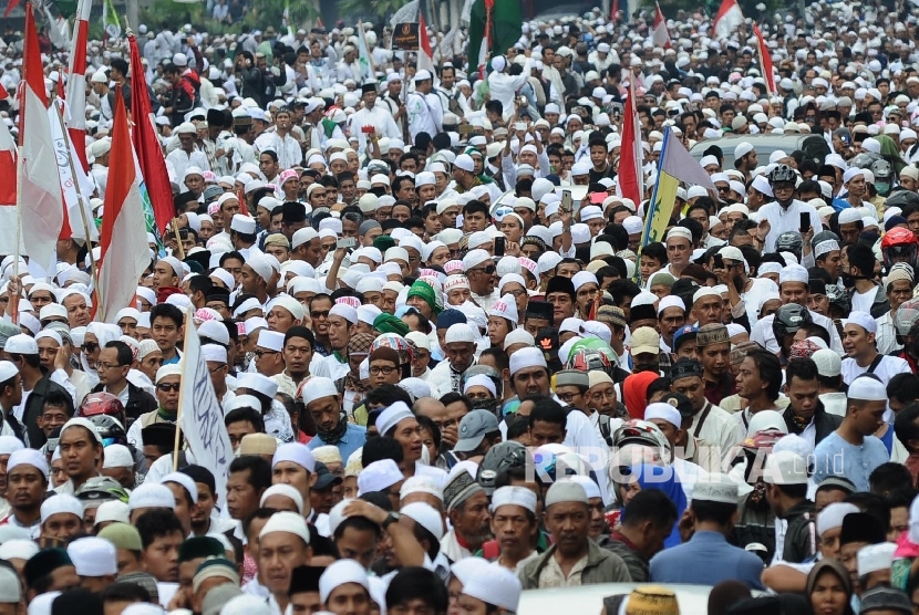 Massa dari berbagai organisasi melakukan longmarch saat melakukan aksi damai 4 November di Jalan Medan Merdeka Timur, Jakarta, Jumat (4\11).