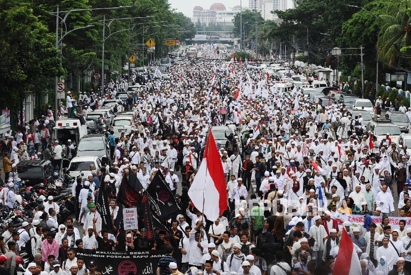 Massa dari berbagai organisasi melakukan longmarch saat melakukan aksi damai di Jalan Medan Merdeka Timur, Jakarta, Jumat (4\11).