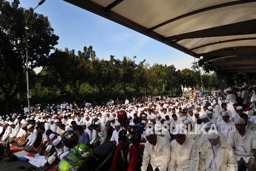 Massa dari berbagai organisasi melakukan shalat Ashar disela aksi damai di depan kantor Balaikota Jl Medan Merdeka Selatan, Jakarta, Jumat (4\11)