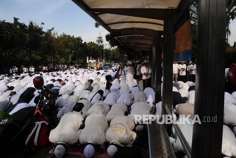 Massa dari berbagai organisasi melakukan shalat Ashar disela aksi damai di depan kantor Balaikota Jl Medan Merdeka Selatan, Jakarta, Jumat (4\11).