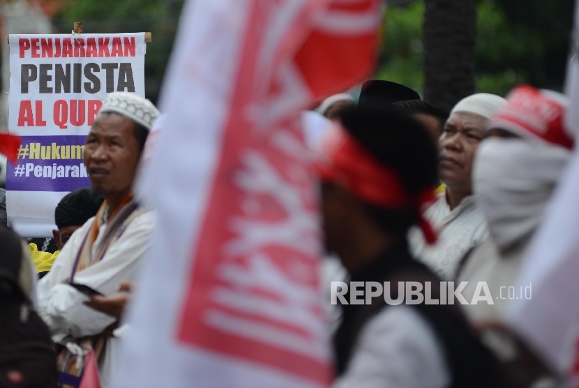  Massa dari berbagai ormas Islam melakukan aksi saat sidang kasus penistaan Agama dengan terdakwa Basuki Tjahaja Purnama atau Ahok yang berlangsung di Auditorium Kementan, Jakarta, Selasa (31/1). 