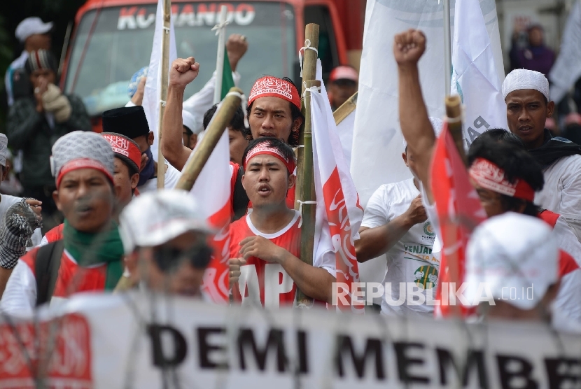 Massa dari berbagai ormas Islam melakukan aksi saat sidang kasus penistaan agama dengan terdakwa Basuki Tjahaja Purnama atau Ahok yang berlangsung di auditorium Kementan, Jakarta, Selasa (7/2).