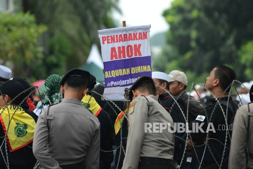 Massa dari berbagai ormas Islam melakukan aksi saat sidang kasus penistaan Agama dengan terdakwa Basuki Tjahaja Purnama atau Ahok yang berlangsung di Auditorium Kementan, Jakarta, Selasa (7/2).