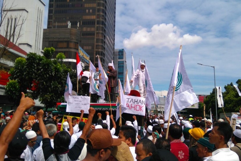 Massa dari berbagai ormas melakukan orasi dalam sidang kasus dugaan penistaan agama di Pengadilan Negeri Jakarta Utara, Selasa (13/12).