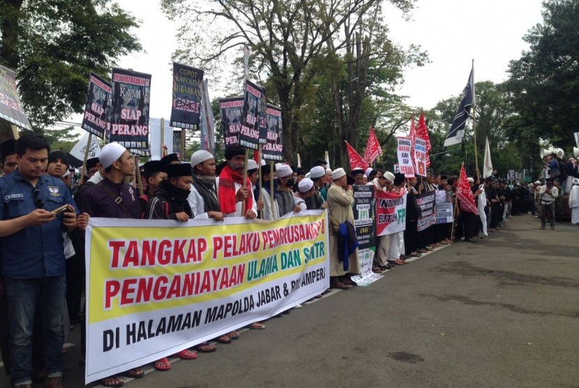 Massa dari berbagai ormas yang tergabung dalam Aliansi Pergerakan Islam (API) Jawa Barat menggelar apel akbar sebagai aksi tolak kriminalisasi kepada ulama di Gedung Sate, Kota Bandung, Kamis (26/1)