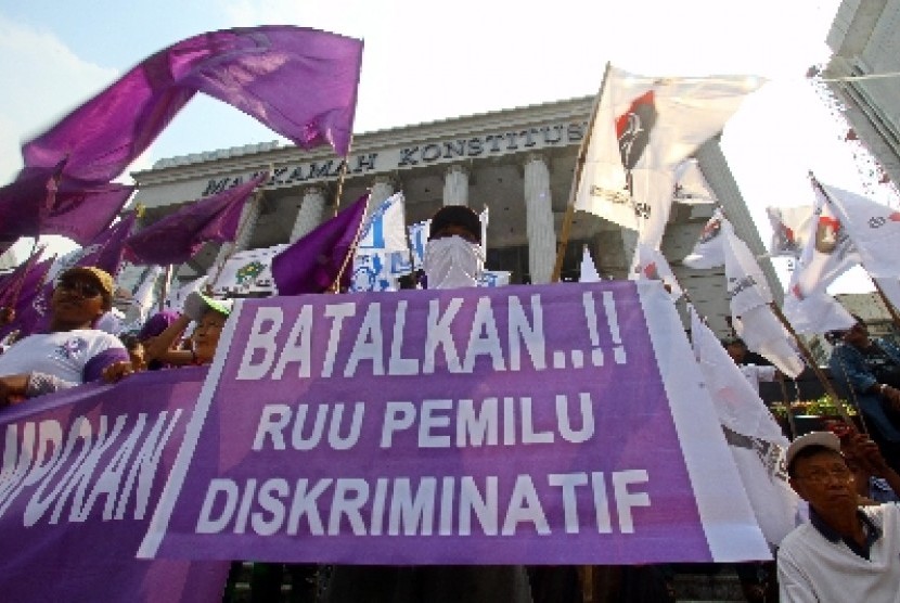 Massa dari berbagai partai politik non-parlemen berunjuk rasa di depan Gedung Mahkamah Konstitusi (MK), Jalan Medan Merdeka Utara, Jakarta Pusat.