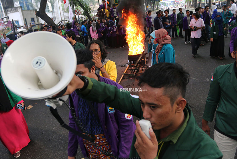 Massa dari berbagai pemerintahan mahasiswa berunjuk rasa dengan membakar keranda dan ban bekas di depan gedung DPRD Sumut, di Medan, Sumatera Utara, Senin (21/5). 