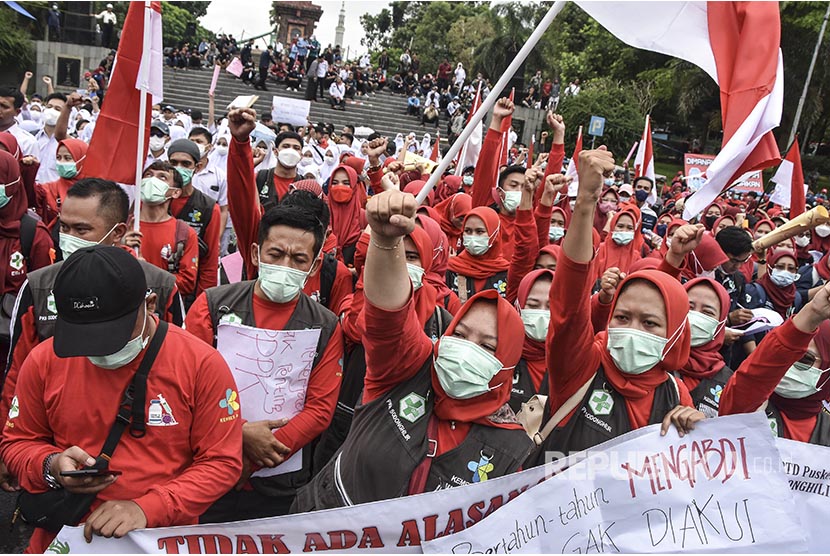Massa dari Forum Komunikasi Honorer Nakes (FKHN) Kabupaten Tasikmalaya menggelar aksi unjuk rasa di Setda, Singaparna, Kabupaten Tasikmalaya, Jawa Barat, Kamis (14/7/2022). (Ilustrasi)