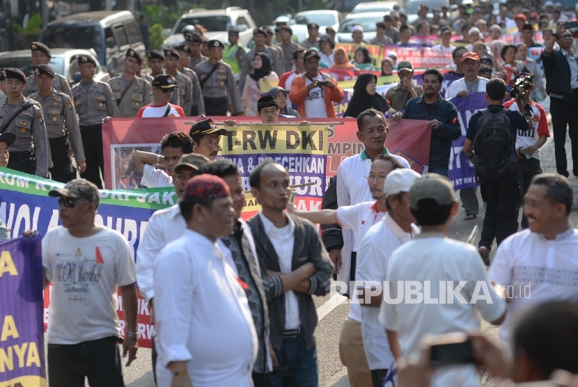 Massa dari Forum RT/RW Se-DKI Jakarta melakukan long march dari Balai Kota menuju DPRD DKI Jakarta saat aksi unjuk rasa, Jumat (16/9).