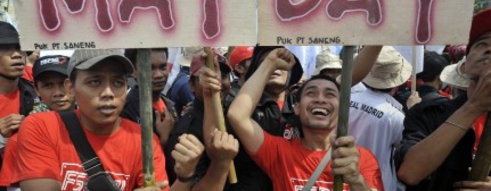 Massa dari gabungan organisasi buruh dan pekerja melakukan aksi memperingati Hari Buruh Internasional (May Day), di Bundaran Hotel Indonesia, Jakarta, Minggu (1/5). Aksi May Day kali ini mengangkat isu 