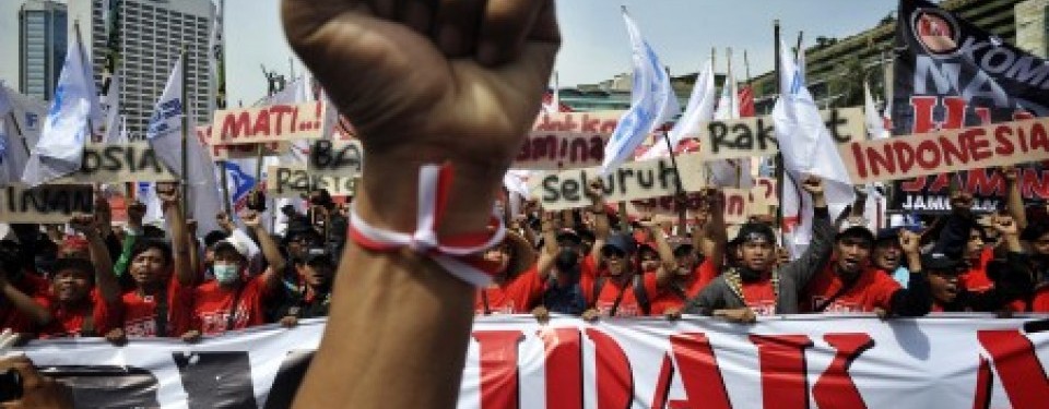 Massa dari gabungan organisasi buruh dan pekerja melakukan aksi memperingati Hari Buruh Internasional (May Day), di Bundaran Hotel Indonesia, Jakarta, Minggu (1/5). Aksi May Day kali ini mengangkat isu 