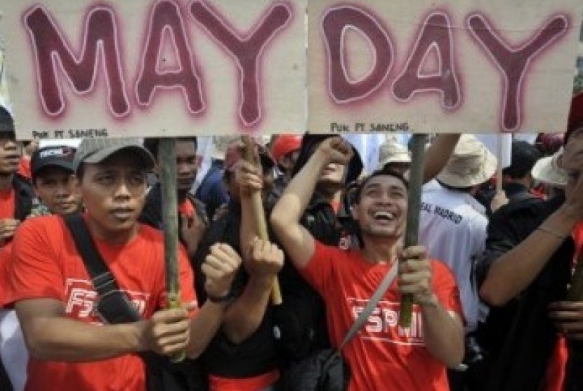 Massa dari gabungan organisasi buruh dan pekerja melakukan aksi memperingati Hari Buruh Internasional (May Day). ilustrasi