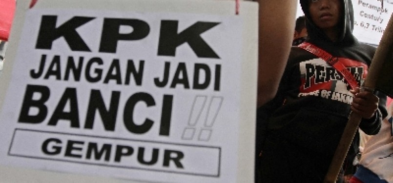 Massa dari Gerakan Masyarakat Pemburu Koruptor (GEMPUR), melakukan aksi unjuk rasa di depan Gedung KPK, Jakarta. Mereka menuntut KPK segera menuntaskan kasus Bank Century.