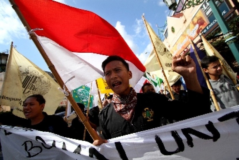 Massa dari Himpunan Mahasiswa Yogyakarta (Himayo) melakukan aksi Pemilu Damai Untuk Indonesia di Jl. Malioboro, Yogyakarta, Jumat (7/3).