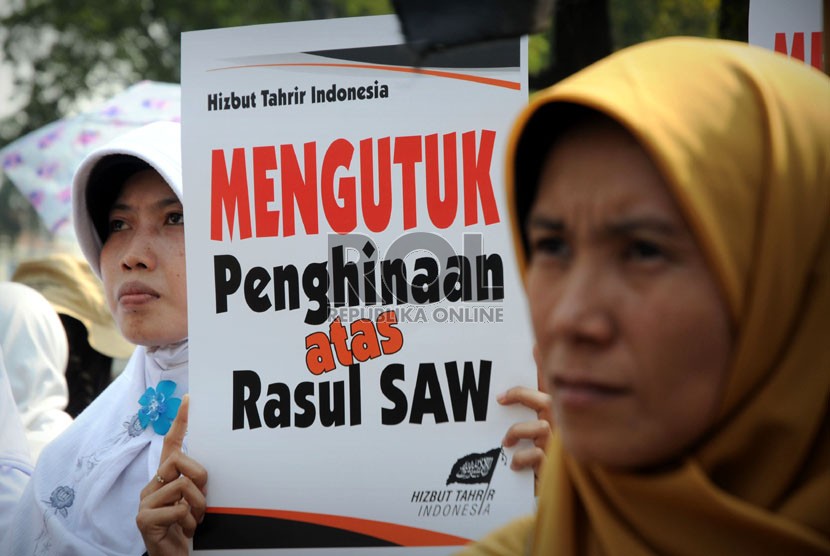  Massa dari Hizbut Tahrir Indonesia berunjuk rasa mengutuk pembuatan film yang menghina Nabi Muhammad SAW di depan Kedubes Amerika Serikat, Jakarta, Jumat (14/9).    (Aditya Pradana Putra/Republika)