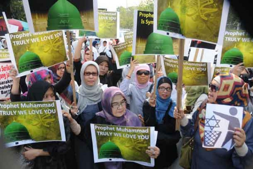  Massa dari Hizbut Tahrir Indonesia berunjuk rasa mengutuk film anti Islam di depan Keduataan Besar (Kedubes) Amerika Serikat, Jakarta, Jumat (14/9).