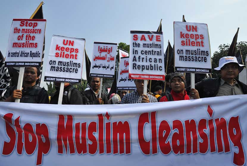 Massa dari Hizbut Tahrir Indonesia (HTI) melakukan aksi mengutuk pembantaian kaum muslim di Afrika Tengah di Depan Istana Negara Jakarta, Jumat (28/2).   (Antara/ Wahyu Putro)
