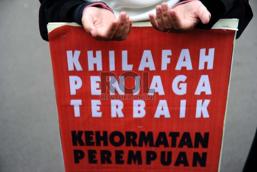 Massa dari Hizbut Tahrir Indonesia (HTI) melakukan aksi unjukrasa menolak kontes Putri Indonesia di depan kantor Kementerian Pemberdayaan Perempuan, Jakarta, Jumat (20/2).   (Republika/Tahta Aidilla)