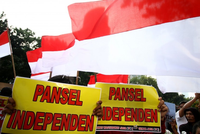 Massa dari Kelompok Pemuda Kawal KPK melakukan aksi unjuk rasa di depan Gedung KPK, Jakarta, Jumat (30/8/2019). Aksi tersebut bertujuan untuk mengawal proses pemilihan Calon Pimpinan KPK dan mempercayakan proses seleksi kepada Panitia Seleksi (Pansel) agar jauh dari kepentingan politik serta kelompok tertentu. 