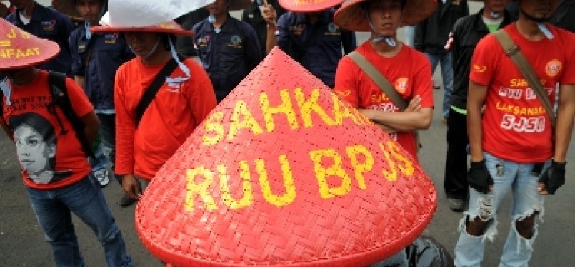 Massa dari Komite Aksi Jaminan Sosial (KAJS) saat berunjukrasa desak disahkanya RUU BPJS di depan gedung DPR, Jakarta, Selasa (24/5).