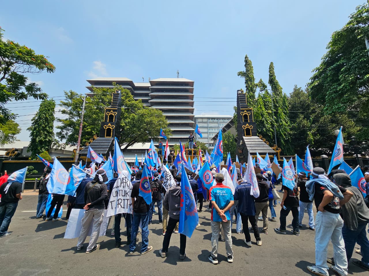 Massa dari Konfederasi Serikat Pekerja Seluruh Indonesia (KSPSI) Provinsi Jawa Tengah (Jateng) menggelar unjuk rasa di depan Kantor Gubernur Jateng, Kota Semarang, Rabu (24/9/2025). Dalam aksi tersebut, mereka menuntut kejelasan pesangon bagi ribuan eks buruh PT Sri Rejeki Isman Tbk (Sritex) yang tak kunjung dicairkan.