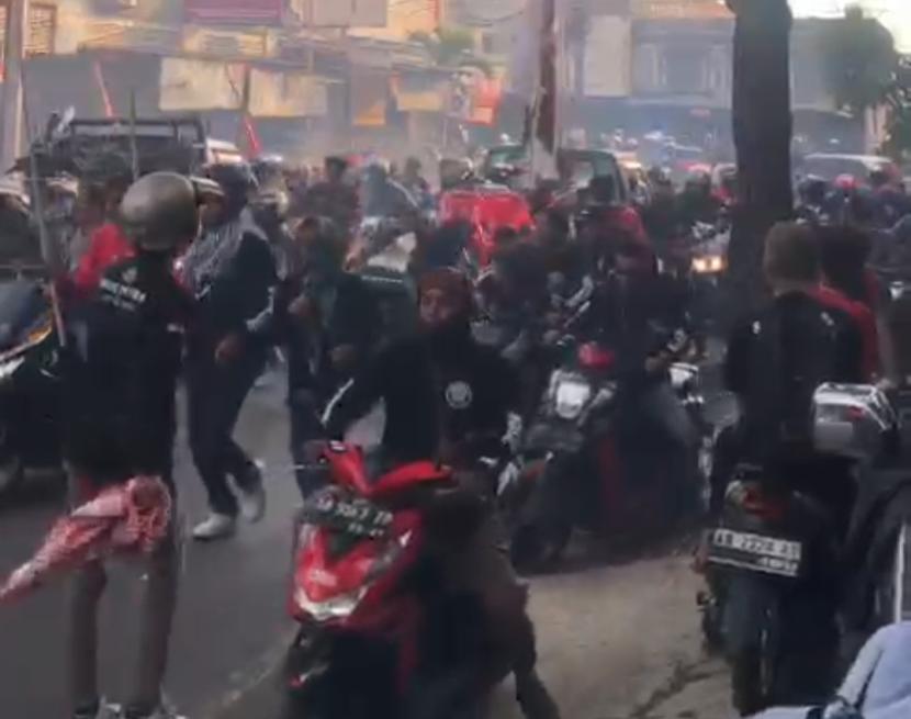 Massa dari Laskar BSM PDIP bentrok dengan GPK PPP di Muntilan, Kabupaten Magelang, Jawa Tengah, Ahad (15/10/2023).
