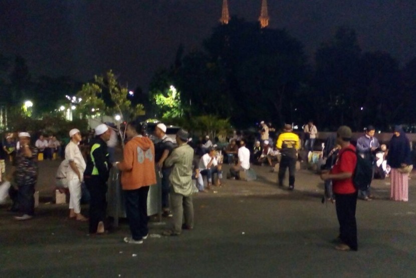 Massa dari luar pulau Jawa mulai memasuki pelataran Masjid Istiqlal, Kamis (3/11).