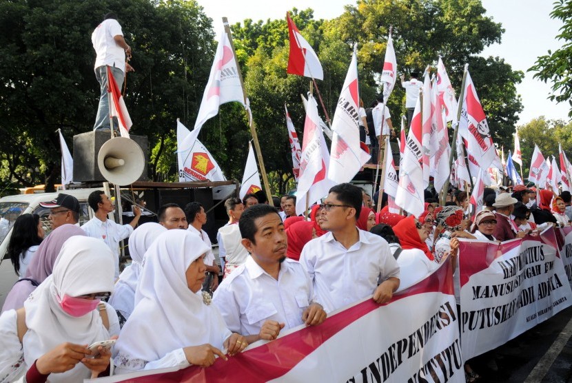 Massa dari pasangan peserta Pilpres 2014-2019 Prabowo Subianto-Hatta Rajasa berunjuk rasa saat berlangsungnya sidang perdana perkara Perselisihan Hasil Pemilihan Umum (PHPU) Presiden dan Wakil Presiden Tahun 2014 di Mahkamah Konstitusi (MK), Jakarta.