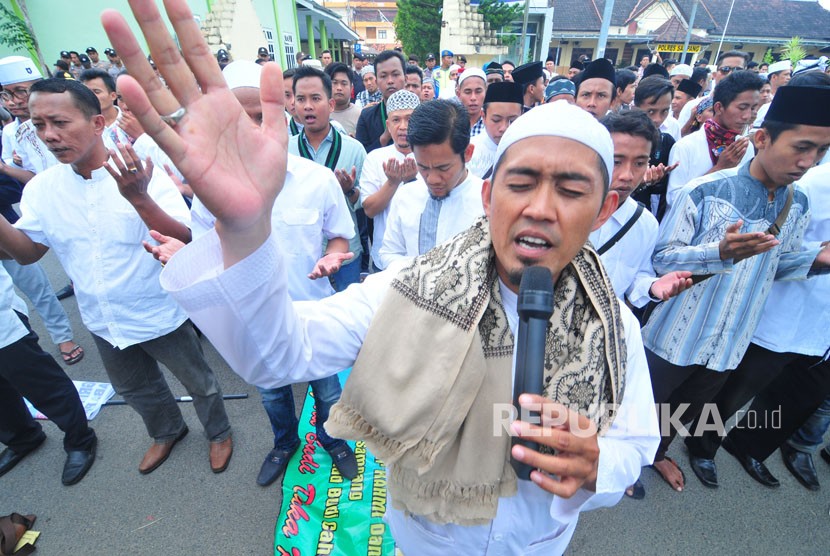 Massa dari PGRI, KAHMI, HMI dan siswa se Madura melakukan salat gaib untuk mendiang Ahmad Budi Cahyanto guru SMAN 1 Torjun yang tewas dianiaya siswanya saat aksi solidaritas Duka Budi Duka Kita di depan Polres Sampang, Jawa Timur (Ilustrasi)