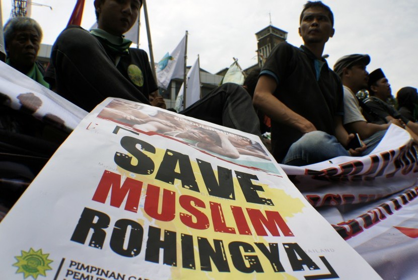 Massa dari PW HIMA Persis Jabar berunjuk rasa di kawasan jalan Merdeka terkait terkait kasus kemanusiaan terhadap etnis Rohingya, Bandung, Jawa Barat, Kamis (24/11). 