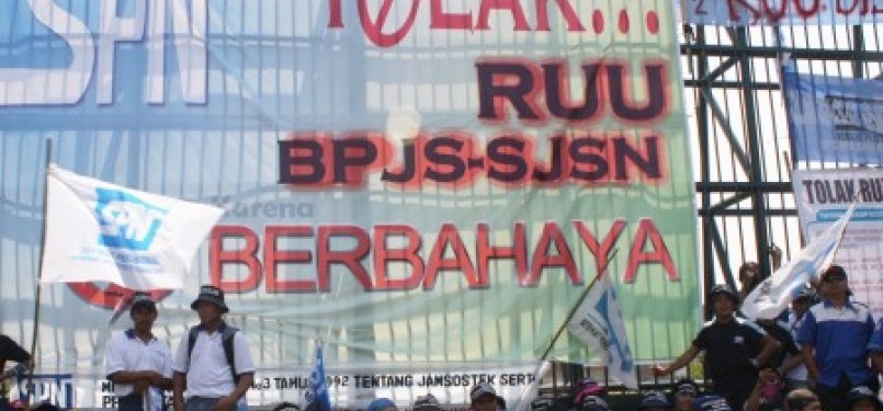  Massa dari Serikat Pekerja Nasional (SPN) menggelar aksi unjuk rasa di depan gedung Dewan Perwakilan Rakyat (DPR) di Jakarta, Selasa (18/10).