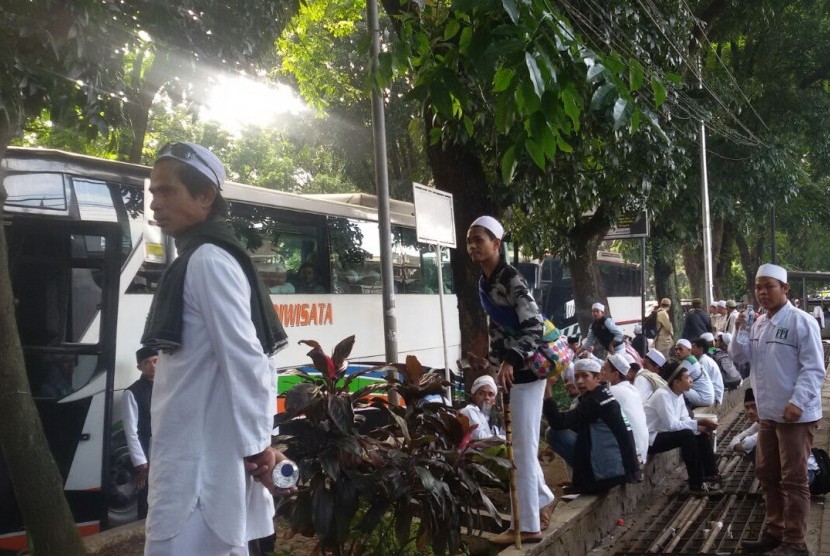 Massa demonstran 4 November asal Bogor berkumpul di Masjid Raya sebelum bertolak ke Masjid Istiqlal, Jakarta, Jumat (4/11)